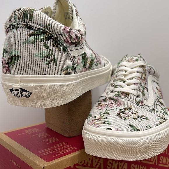 Vans Men’s Old Skool Tapestry Floral Marshmallow 
VN000CP5CCZ
Sneakers - Picture 8 of 16